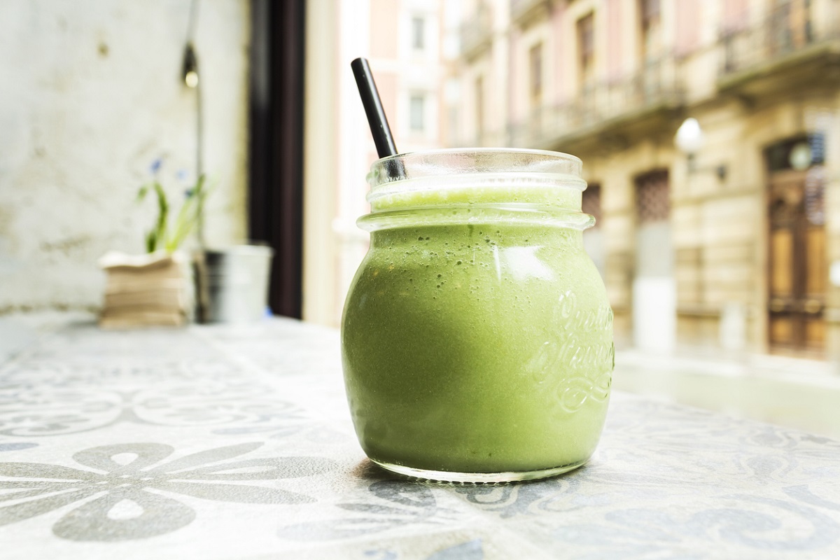 Suco detox de couve e abacaxi: bebida que transforma sua saúde