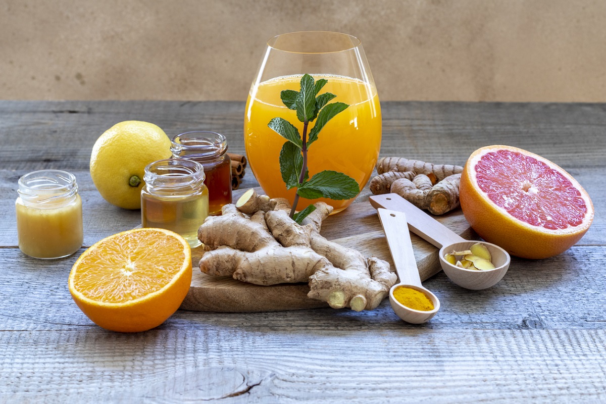 Energize sua manhã com um suco de laranja, limão e gengibre