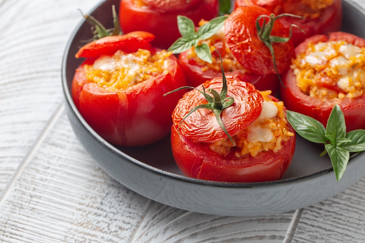 Tomate recheado: a opção rápida e deliciosa para seu almoço