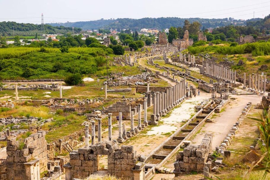 Ruínas da antiga cidade romana de Perge