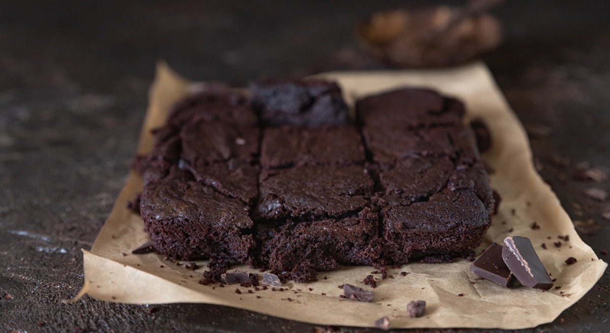 Aprenda a receita de bolo de chocolate vegano que derrete na boca