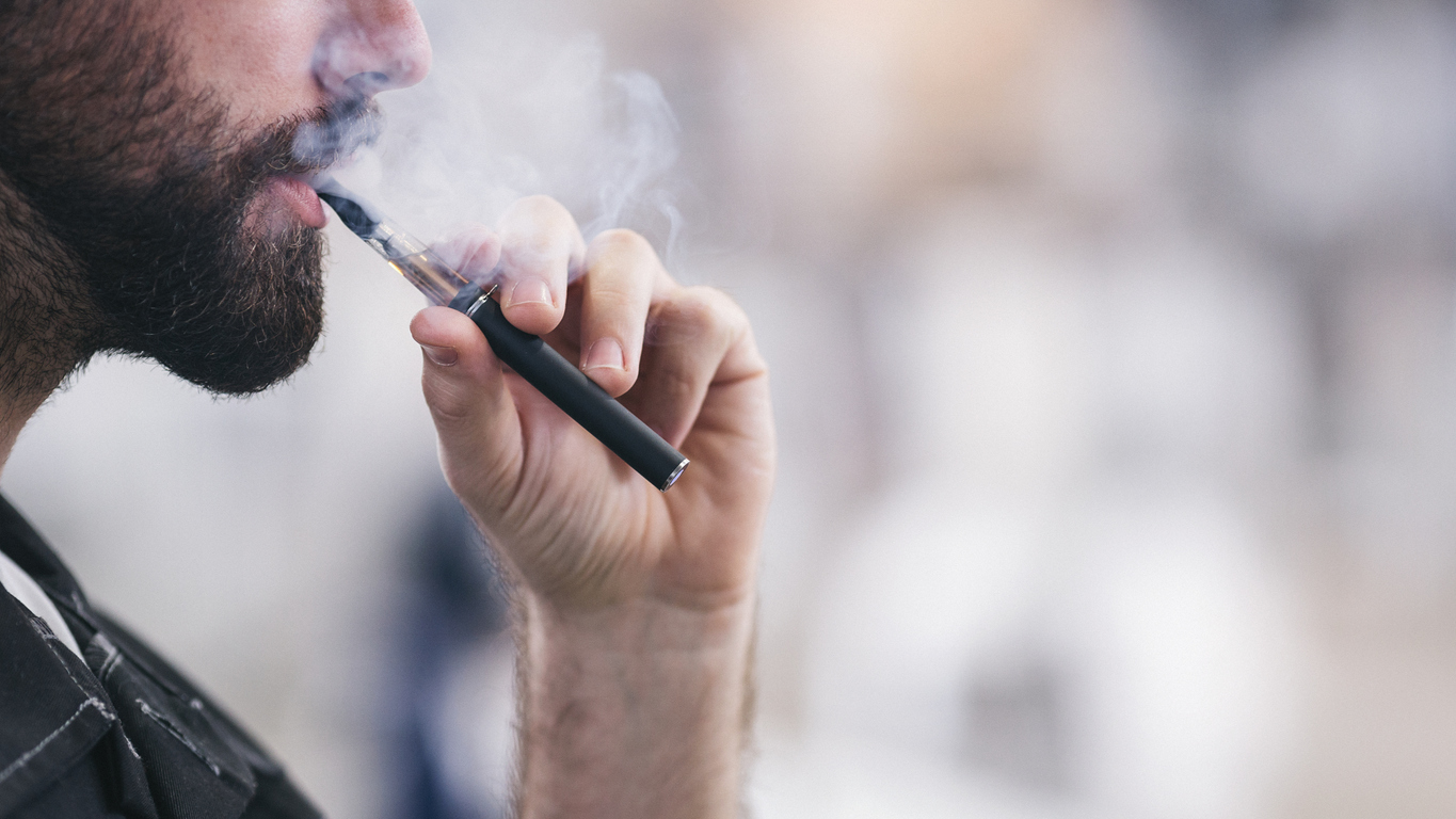 Embora seja proibido no Brasil, cigarros eletrônicos são consumidos sem qualquer restrição – iStock/Getty Images