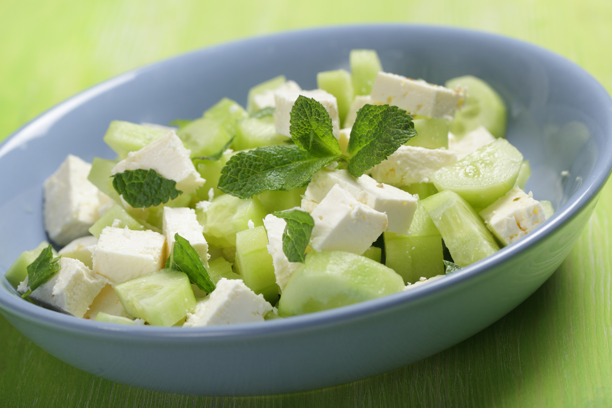 Low carb: salada de pepino com hortelã e queijo feta