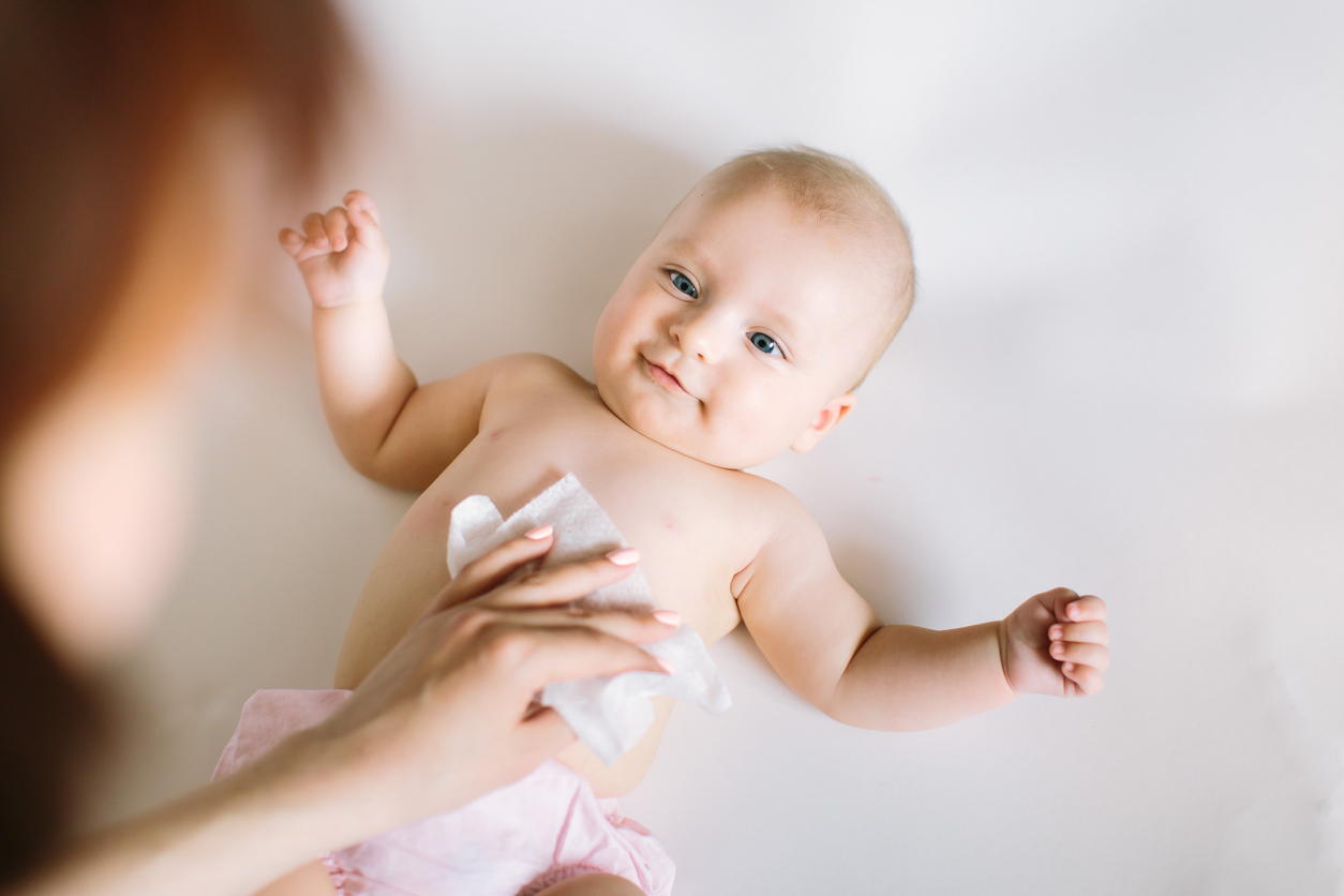 Entenda por que o lencinho umedecido pode oferecer riscos aos bebês – iStock/Getty Images
