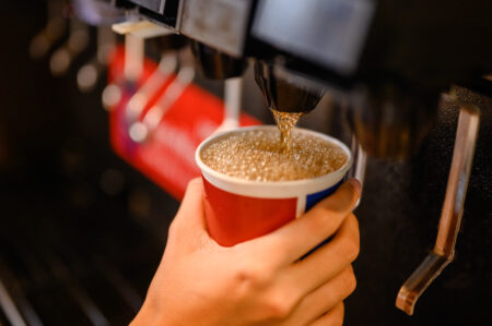 Consumo exagerado de bebidas açucaradas pode aumentar risco de câncer