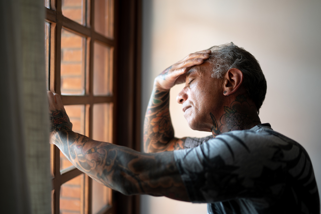 Sentimentos como tristeza, estresse, tensão, medo e insegurança estão ligadas à emoção e podem se manifestar por diversos tipos de dores – iStock/Getty Images