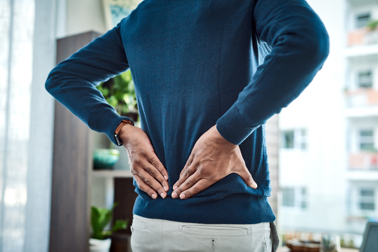 É necessário lembrar, no entanto, que a dor nas costas pode ter variadas causas e o câncer de pâncreas não é a principal delas – iStock/Getty Images