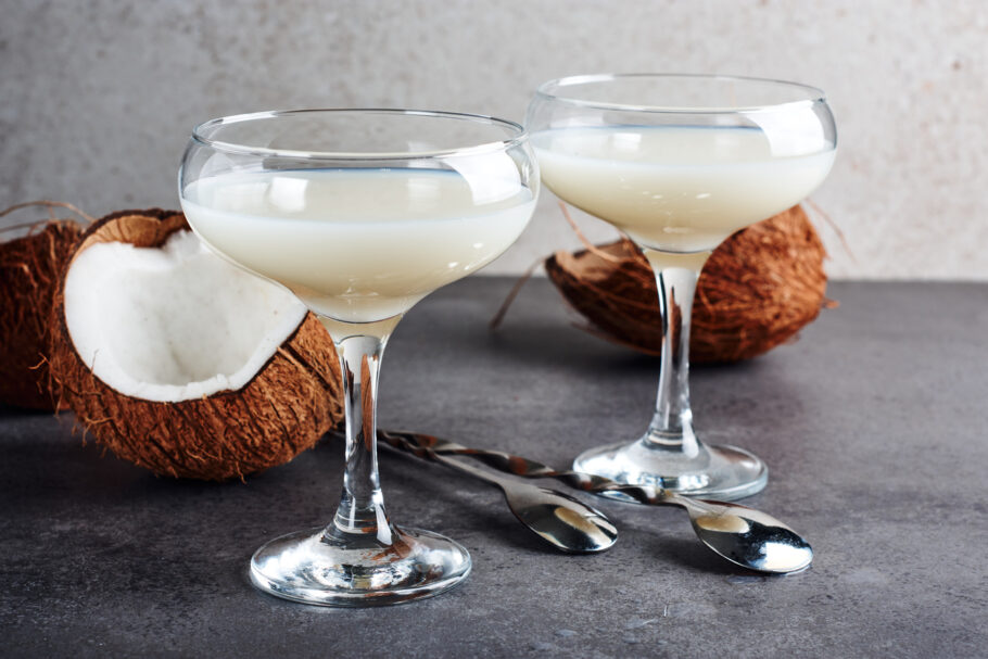 Aprenda a fazer um licor de coco bem simples e fácil