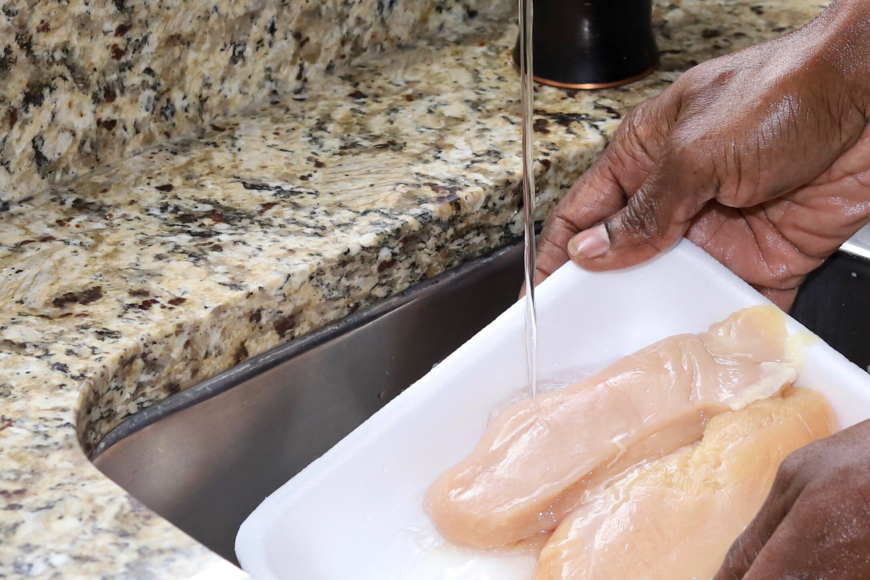 Bactérias presentes no frango cru podem gerar intoxicações alimentares severas – iStock/Getty Images