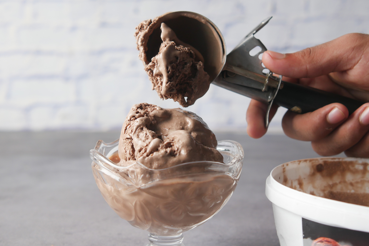Esta receita de sorvete de chocolate leva apenas 4 ingredientes e é uma delícia