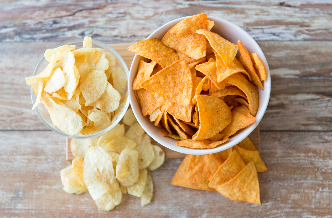 O corante, presente em salgadinhos e refrigerantes, acrescenta cor e textura e é frequentemente usado para atrair crianças – iStock/Getty Images