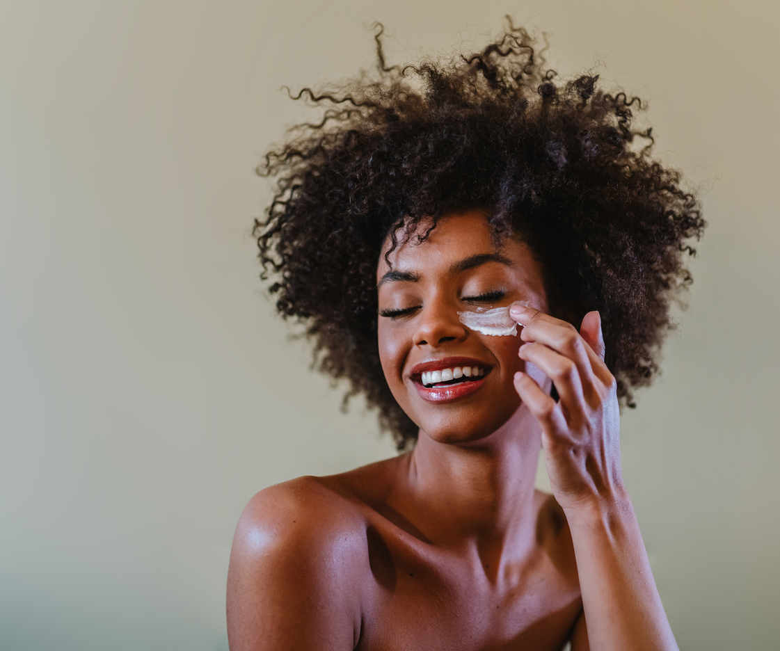 Estudos comprovam que uma pele bem hidratada reforça a barreira de proteção e evita a sensibilidade da cútis – iStock/Getty Images