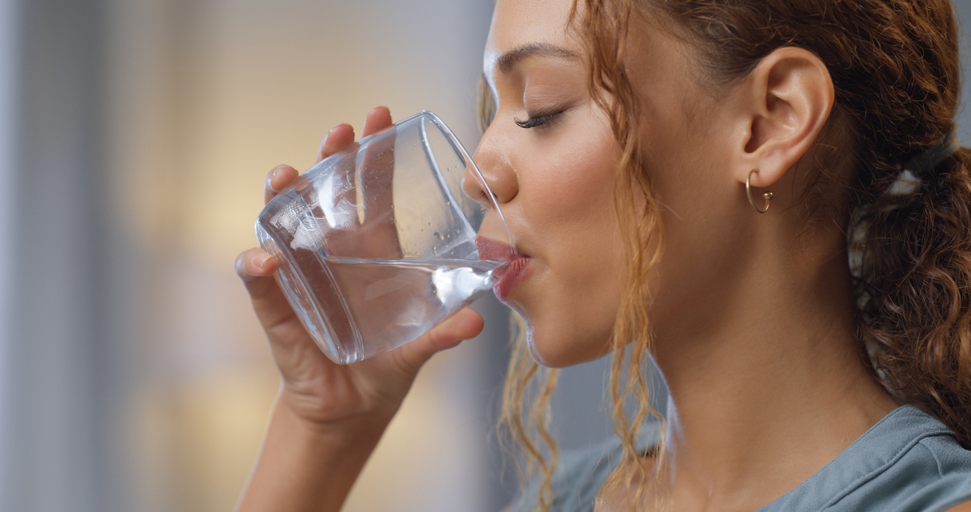 Água em excesso faz mal? O rim saudável é capaz de filtrar entre 800 ml e um litro de água em uma hora – iStock/Getty Images