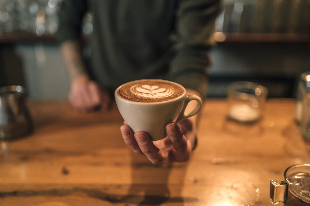 Segundo especialistas, o ideal é consumir até 4 xícaras de café coado no dia – iStock/Getty Images