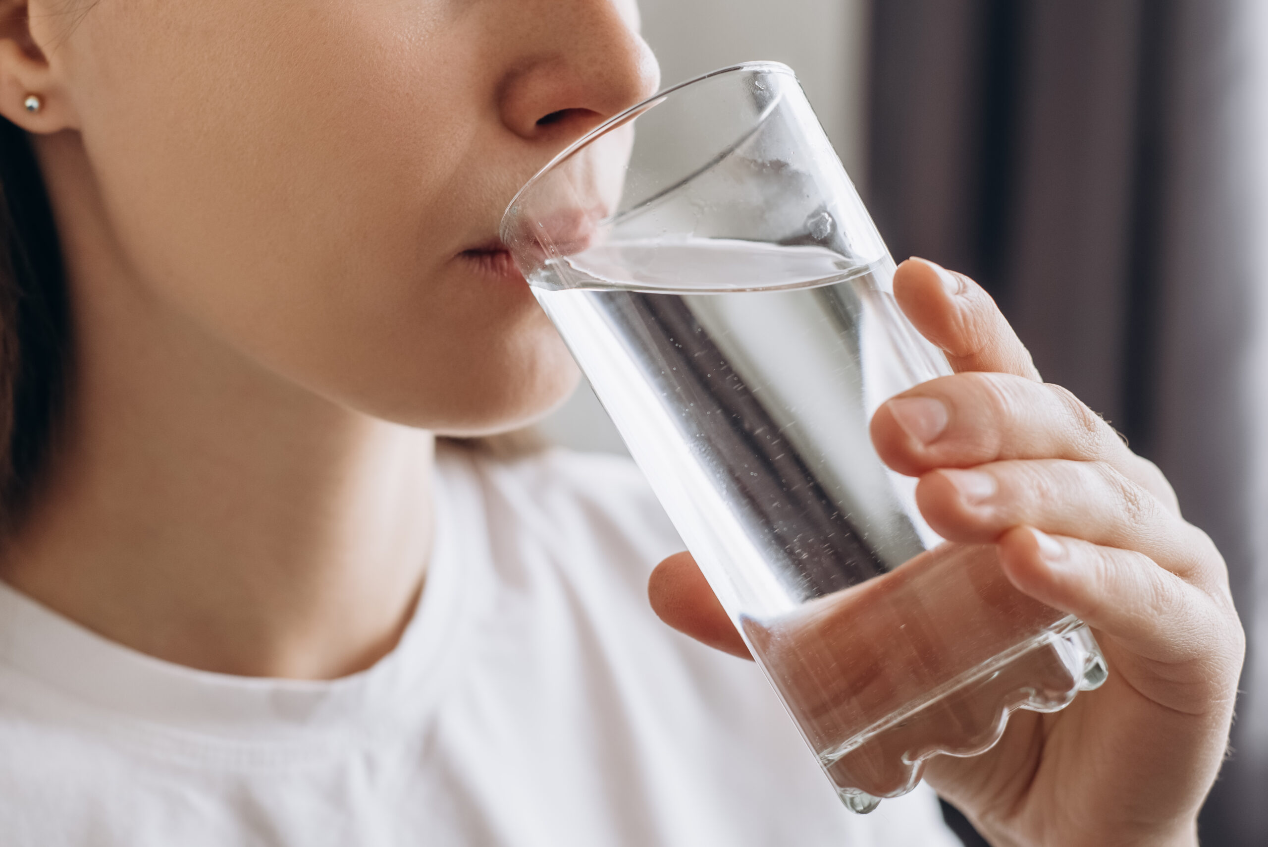 Beber água ajuda a reduzir em até 53% os riscos de AVC