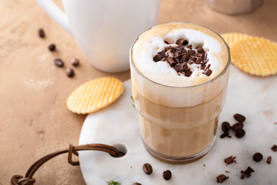 Aprenda a fazer um cappuccino caseiro tão gostoso quanto o de cafeteria