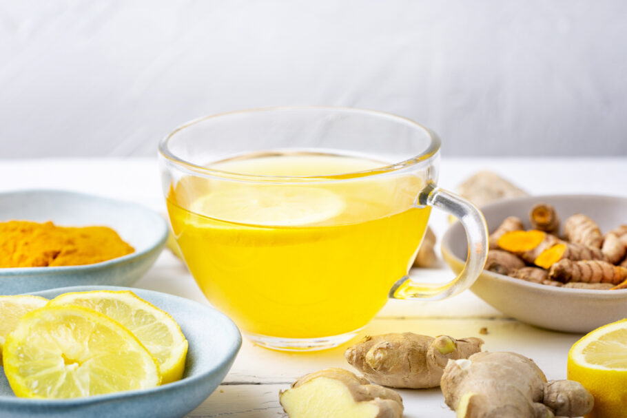 Chá de cúrcuma pode ficar bem gostoso com um toque de limão e mel