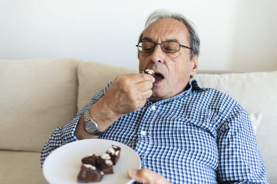 Desejo por alimentos açucarados pode ocorrer em pessoas com demência