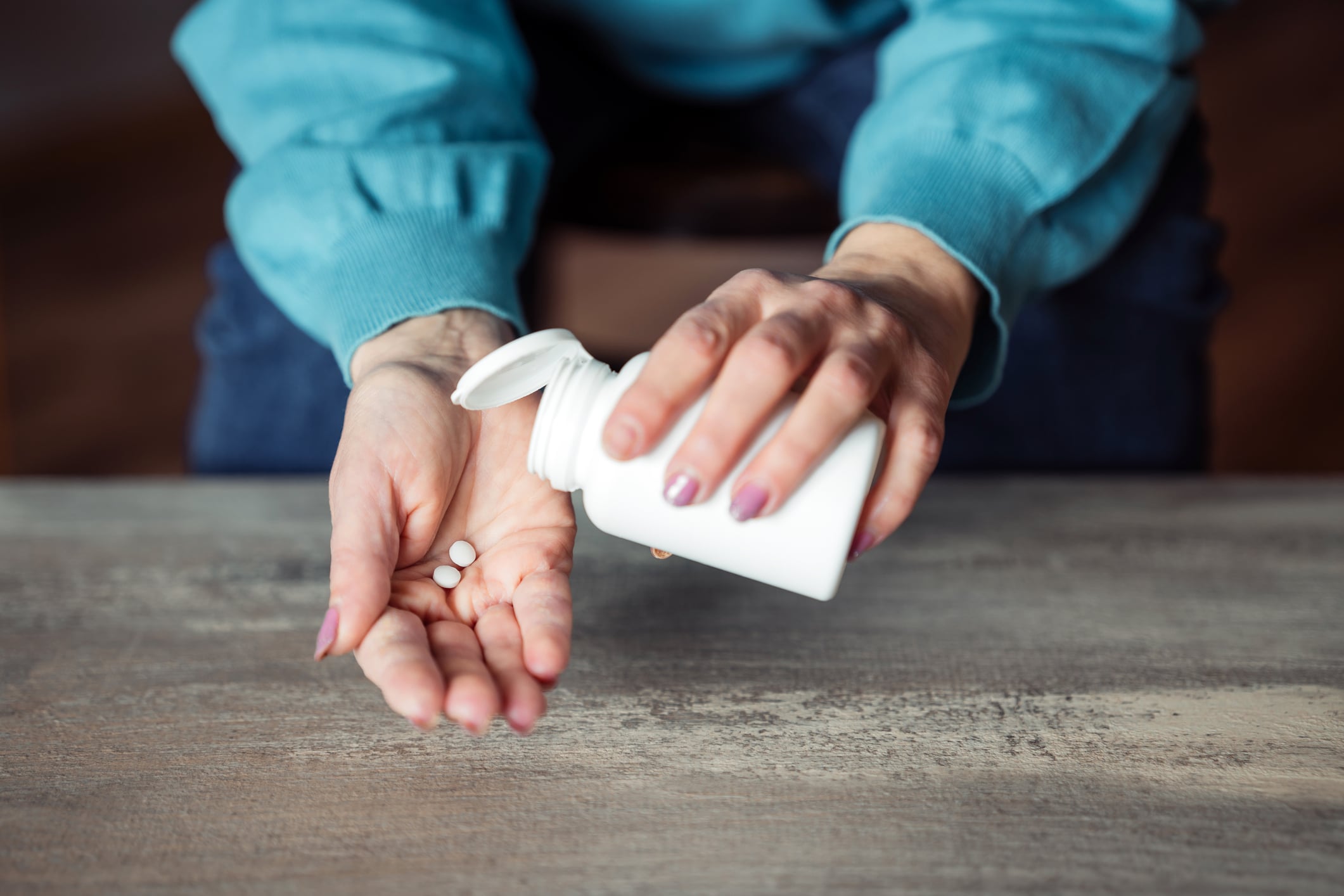 No Brasil, o ibuprofeno pode ser vendido sem receita médica, já a codeína precisa de prescrição.