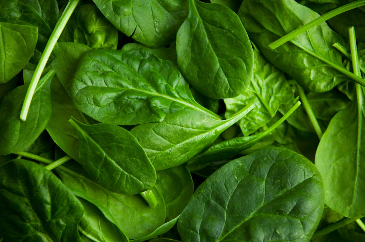 Folato (ácido fólico), presente no espinafre, é uma potente vitamina contra a ansiedade e depressão – iStock/Getty Images