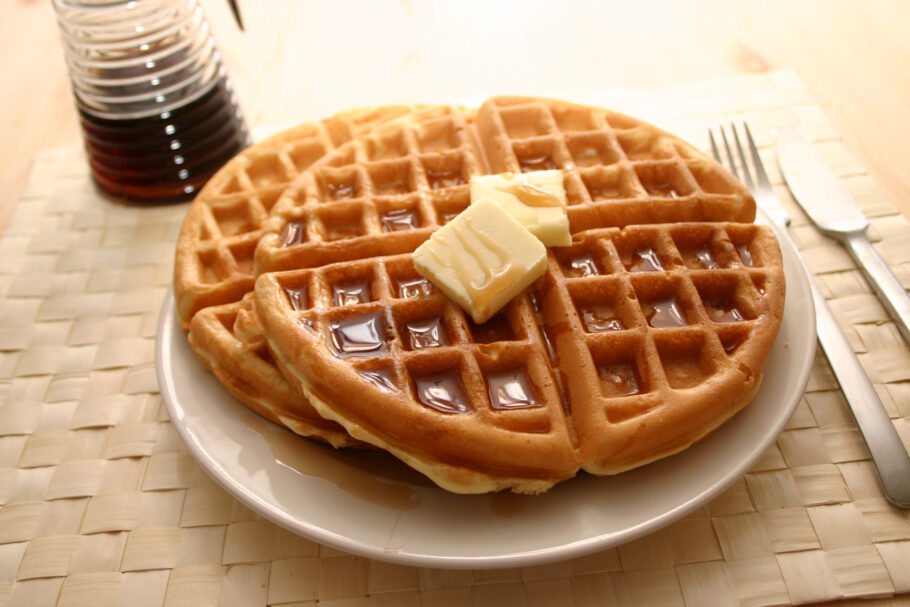 Waffle low carb pra deixar o seu café da manhã saudável e delicioso