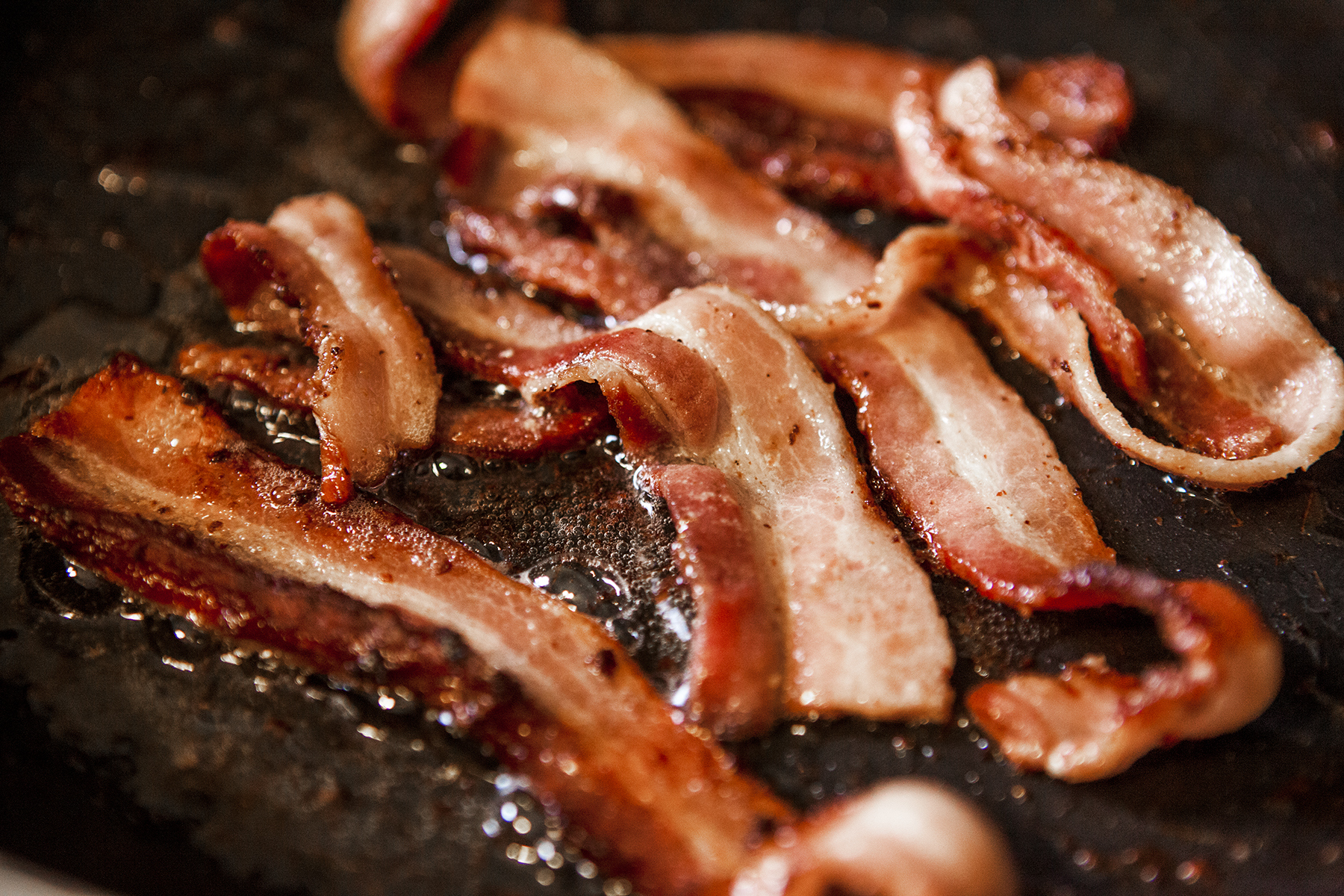 Pesquisas sugerem que mesmo uma pequena quantidade de carne vermelha e processada (bacon) pode aumentar o risco de alguns tipos de câncer – iStock/Getty Images