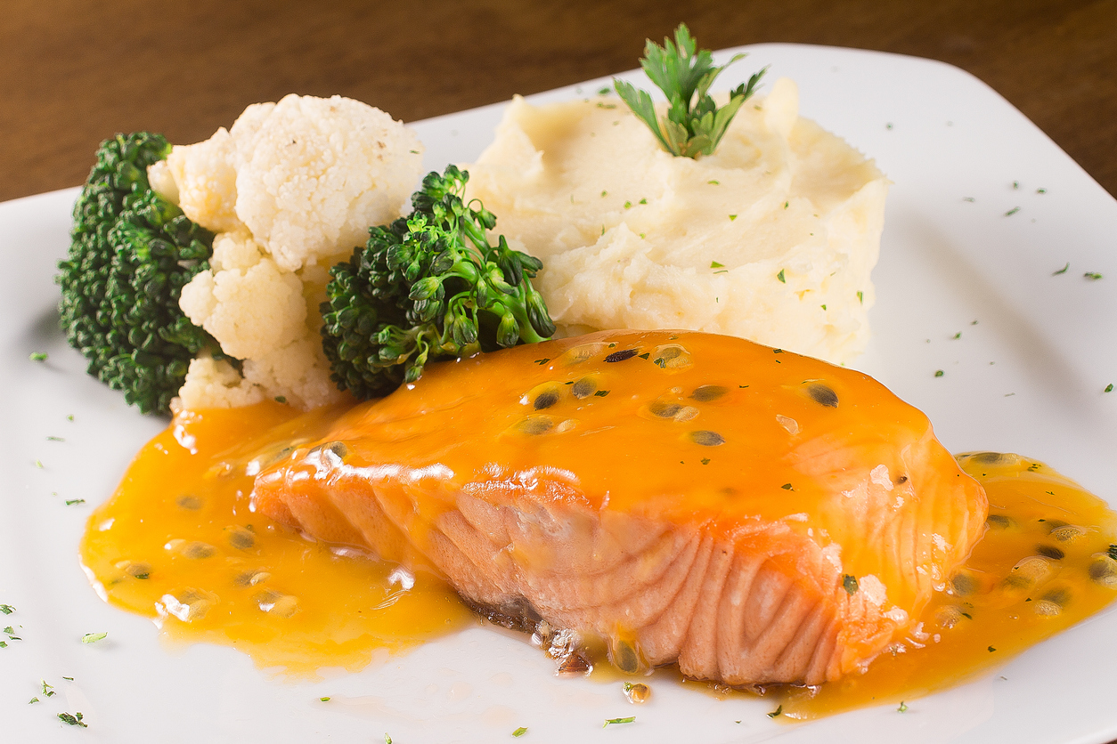 Aprenda a receita de salmão ao molho de maracujá