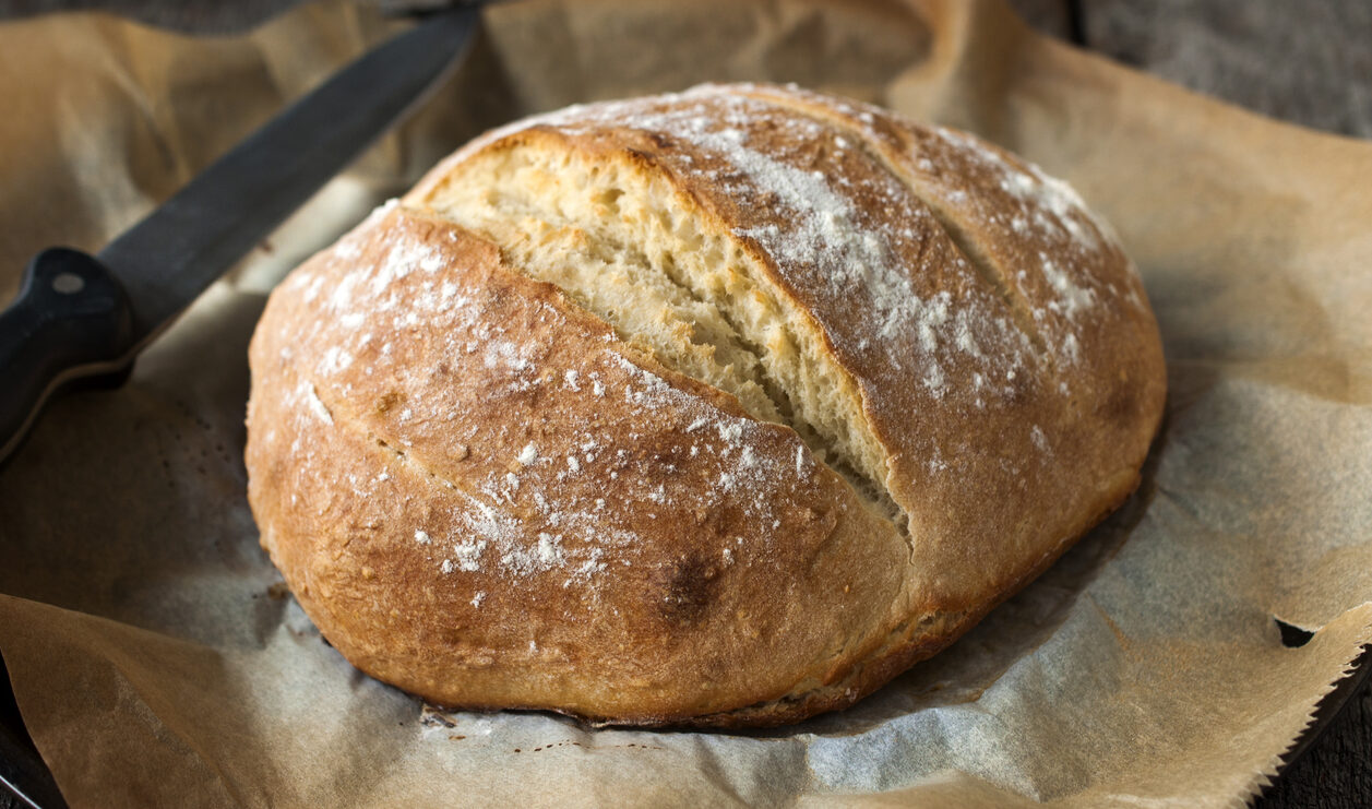 Pão caseiro delicioso para fazer em casa com 4 ingredientes