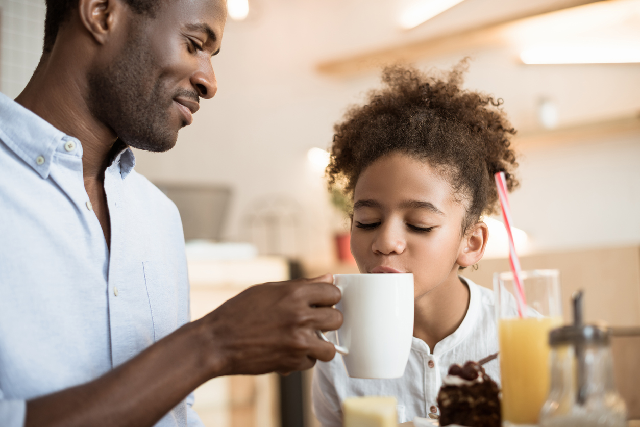 Café para crianças induz ao aumento da frequência cardíaca (taquicardia), elevação da pressão arterial, sintomas de ansiedade e problemas para dormir – iStock/Getty Images