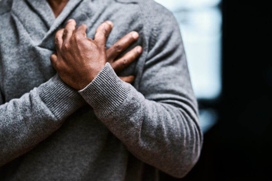 Saiba reconhecer se a dor no peito indica ataque cardíaco