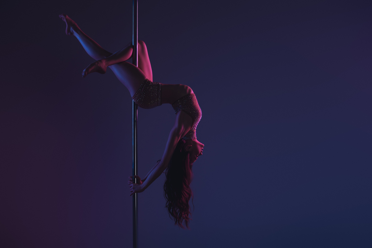 Pole dance exige força e equilíbrio para realizar os movimentos em uma barra vertical – iStock/Getty Images