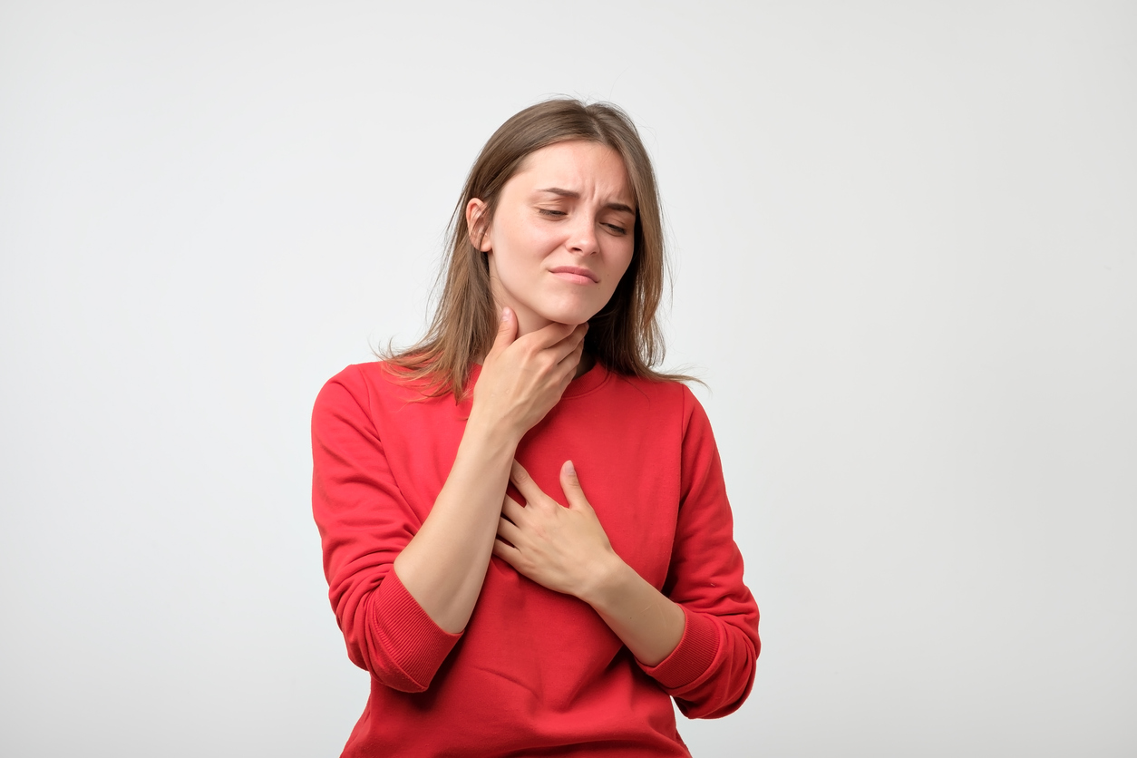 Refluxo: quando o ácido produzido no estômago, reflui e atinge a mucosa da laringe, faringe
