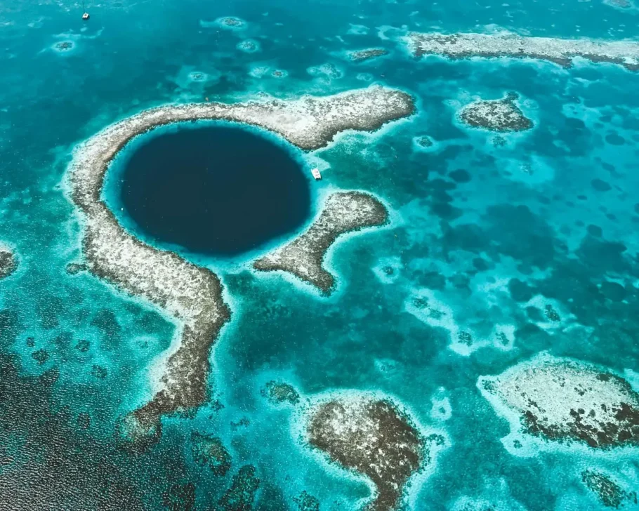Que tal sobrevoar o incrível Blue Hole em Belize?