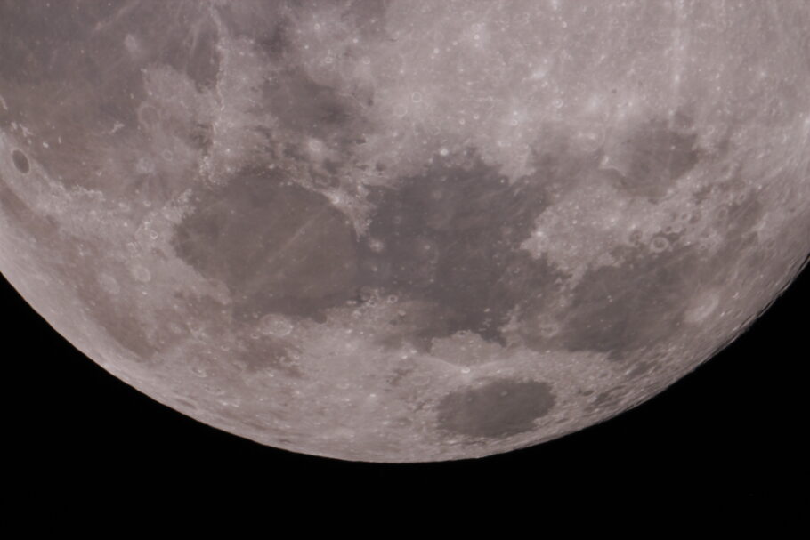 Detalhes da lua em foto tirada pelo telescópio do Polo Astronômico de Amparo