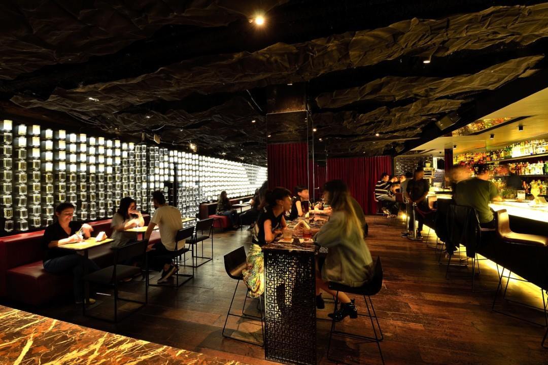 SubAstor tem dois locais: o clássico com estofados macios e o dentro do cofre do Banespão