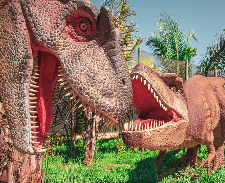 Vale dos Dinossauros e o Museu de Cera, em Olímpia, oferecem entrada gratuita na semana do Dia dos Pais