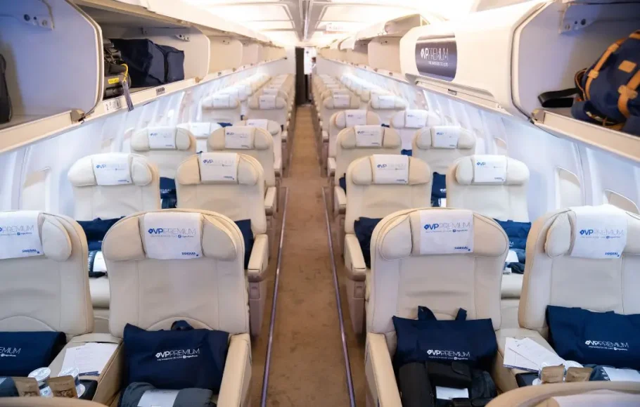 Interior do Boeing 737-500, da Sideral