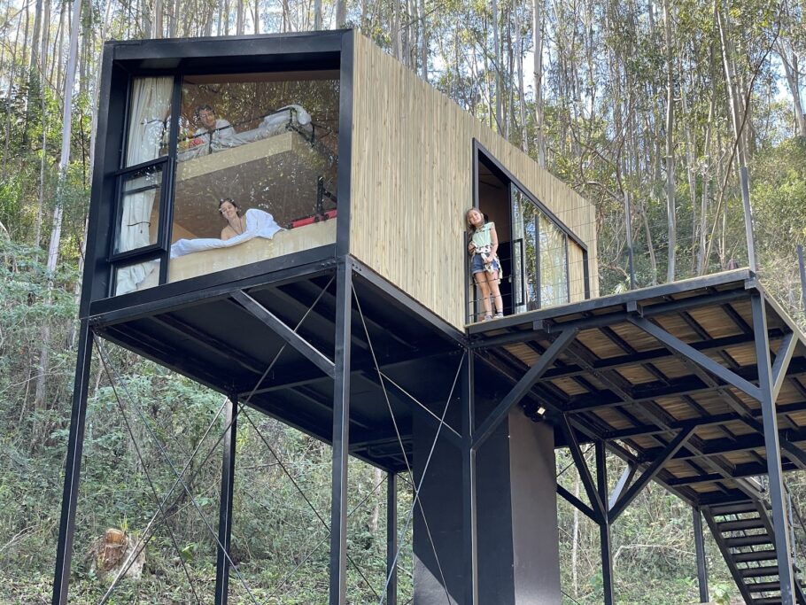 A casa foi construída no conceito “treehouse”, a quase 4 metros do solo, na altura das árvores, em Joanópolis (SP)