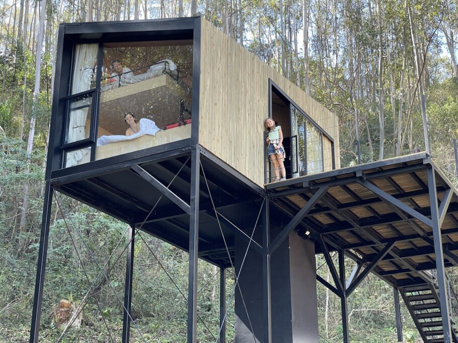 A casa é elevada no conceito "treehouse", a quase 4 metros do solo, na altura das árvores