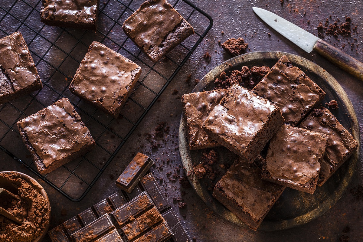 Aprenda a fazer um brownie com chocolate artesanal