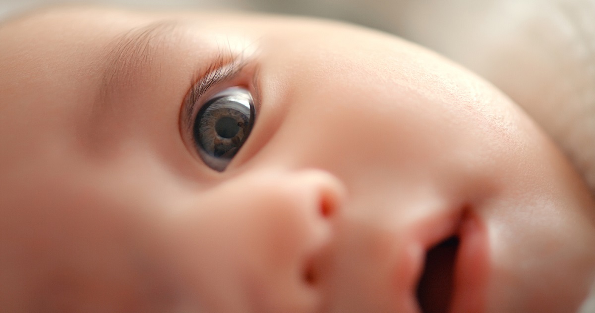 Cor dos olhos de bebê mudam após uso de medicamento contra Covid
