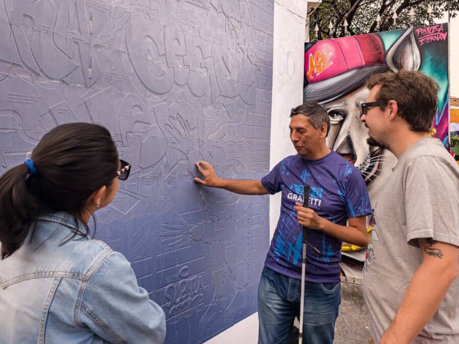 Graffiti #PraCegoVer: Beco do Batman recebe grafite em braille