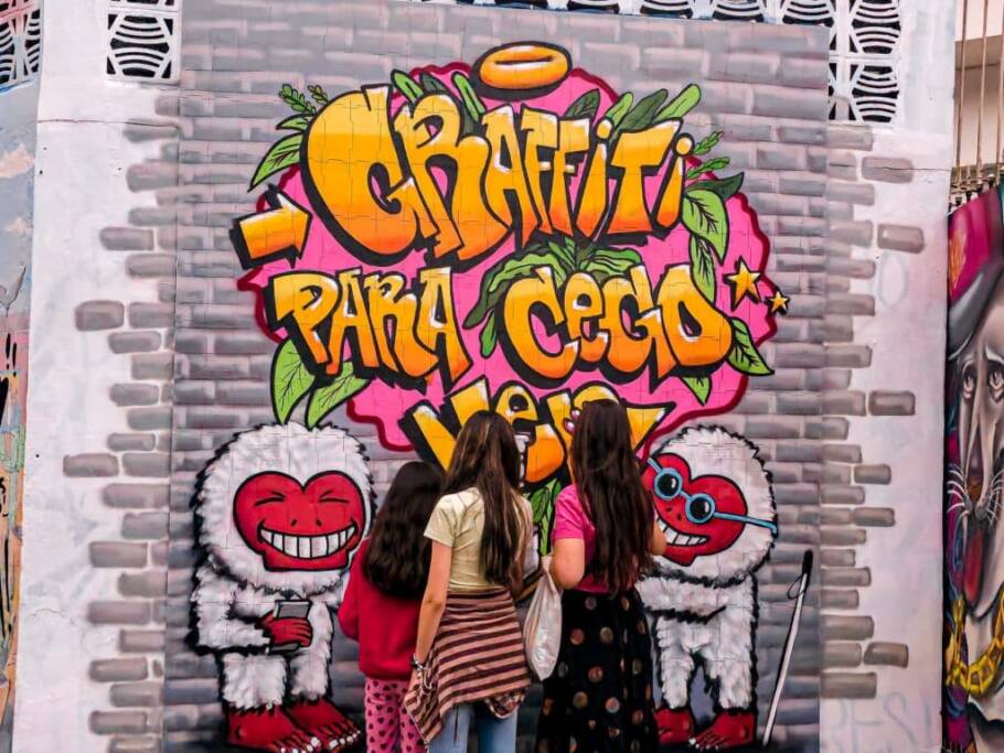 Graffiti #PraCegoVer: Beco do Batman recebe grafite em braille
