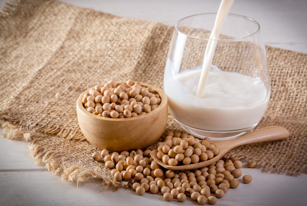 Bastam 100 gramas de tofu ou um copo de 200 mililitros de leite de soja podem ajudar a reduzir o colesterol ruim – iStock/Getty Images