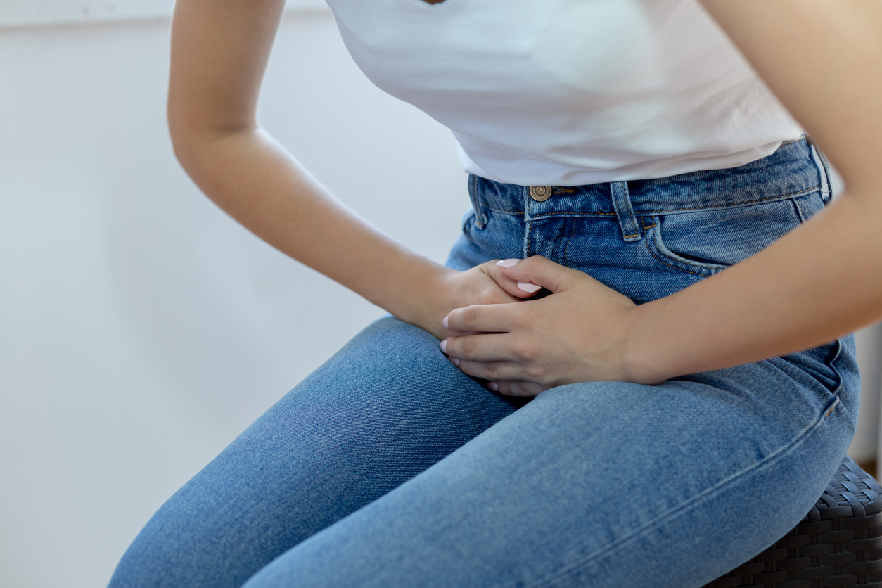 Câncer de ovário: inchaço causado na região acaba pressionando a bexiga, o que reduz o espaço de armazenamento do xixi – iStock/Getty Images