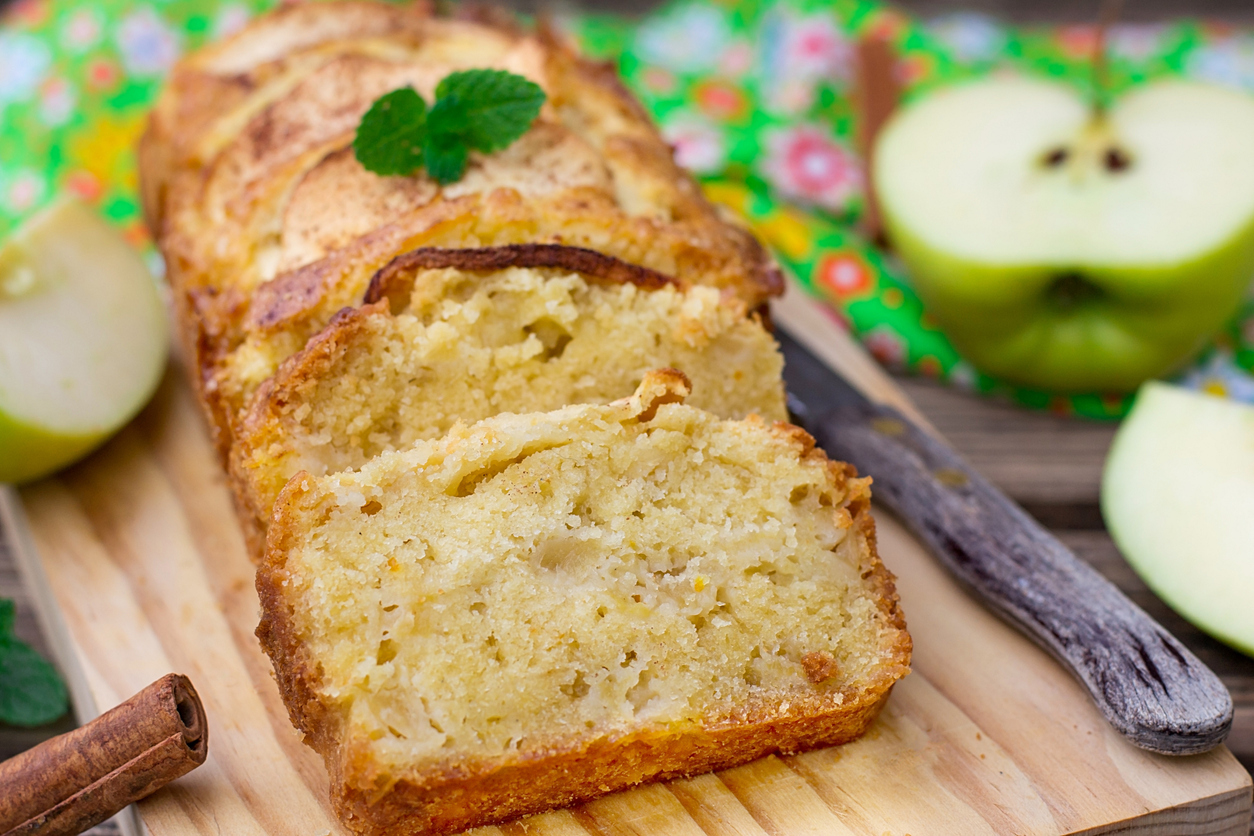 Bolo de maçã com canela que vai encantar seu café da manhã