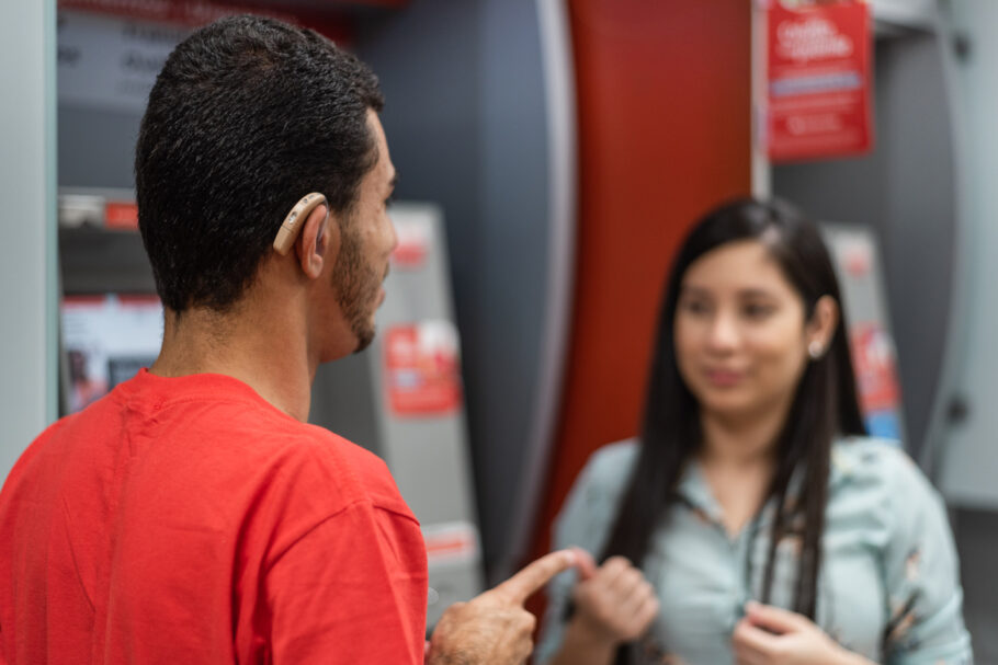 A Libras é uma língua que possui composições semelhantes aos idiomas falados