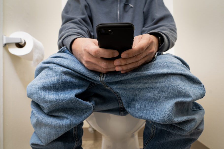 Conheça os riscos de se usar celular no banheiro
