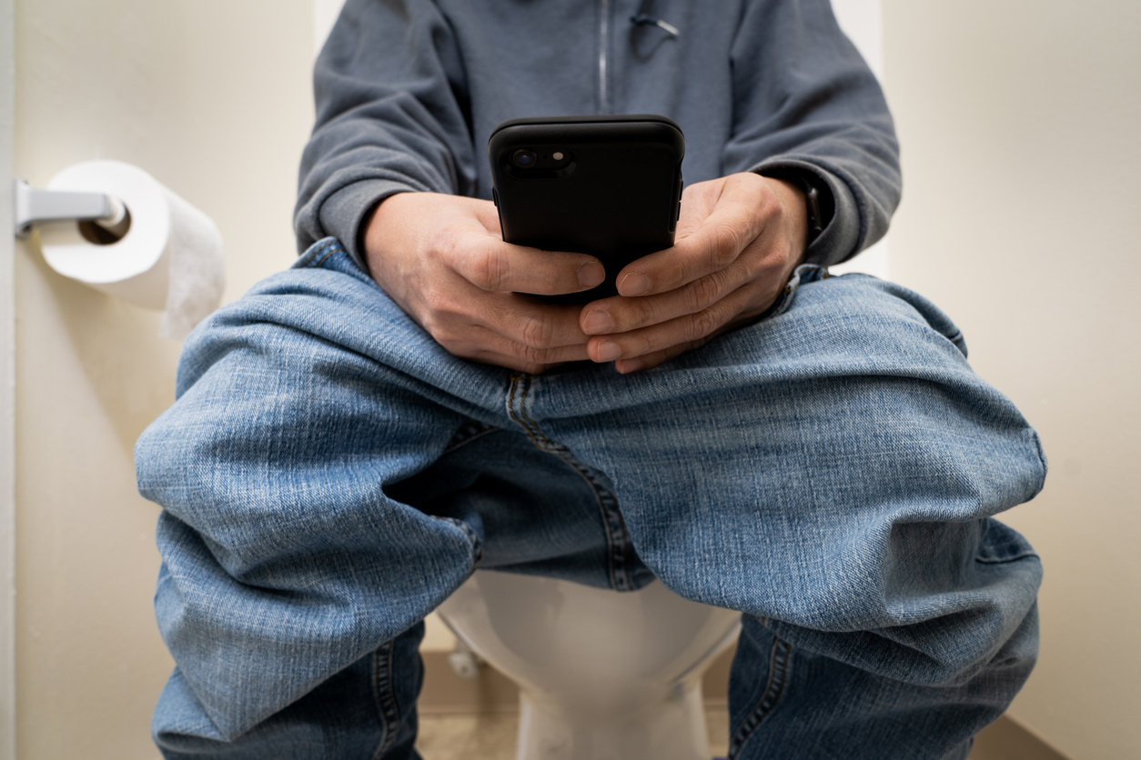 Risco de usar celular no banheiro