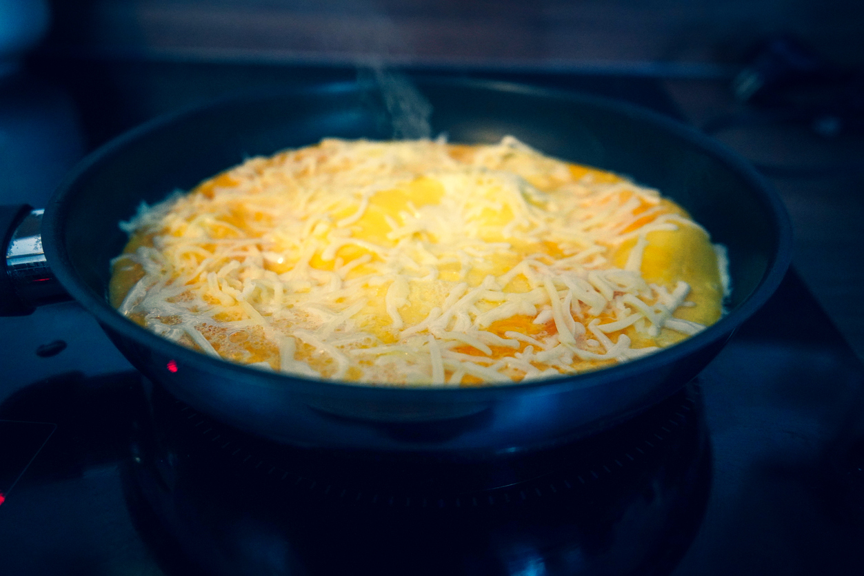 Café da manhã incrível: omelete de queijo na airfryer